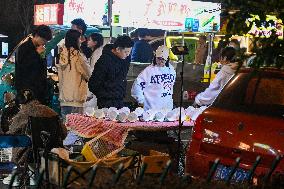 Night Markets Promote Consumption in Nanjing