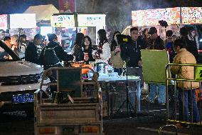 Night Markets Promote Consumption in Nanjing