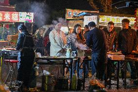 Night Markets Promote Consumption in Nanjing