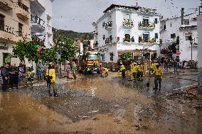 Houses And Businesses Near The Río Benamargosa Have Flooded.