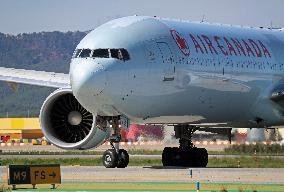 Barcelona airport aircraft on the runway