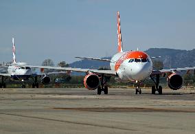 Barcelona airport aircraft on the runway