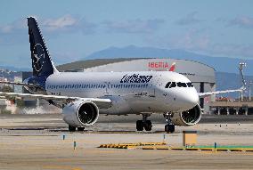 Barcelona airport aircraft on the runway