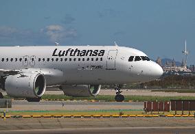 Barcelona airport aircraft on the runway