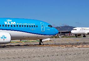 Barcelona airport aircraft on the runway