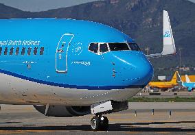 Barcelona airport aircraft on the runway