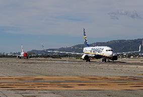 Barcelona airport aircraft on the runway