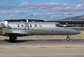 Barcelona airport aircraft on the runway