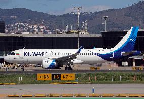 Barcelona airport aircraft on the runway