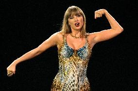 Taylor Swift Performs - Toronto