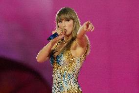 Taylor Swift Performs - Toronto