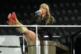 Taylor Swift Performs - Toronto