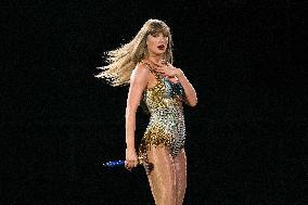 Taylor Swift Performs - Toronto