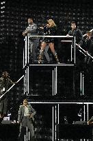 Taylor Swift Performs - Toronto