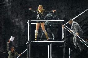 Taylor Swift Performs - Toronto