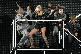 Taylor Swift Performs - Toronto