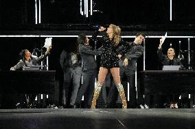 Taylor Swift Performs - Toronto