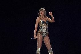 Taylor Swift Performs - Toronto