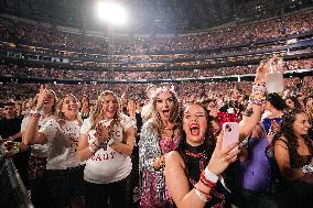 Taylor Swift Performs - Toronto