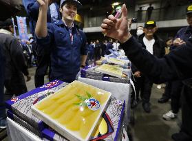 CORRECTED: Auction of salted herring roe in Osaka