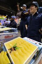 CORRECTED: Auction of salted herring roe in Osaka