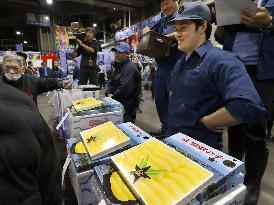 CORRECTED: Auction of salted herring roe in Osaka