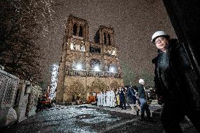 Notre Dame de Paris forecourt - Paris