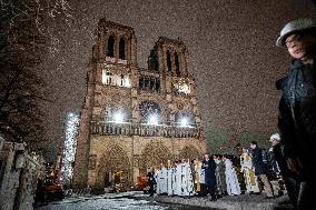 Notre Dame de Paris forecourt - Paris