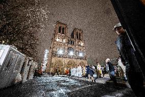 Notre Dame de Paris forecourt - Paris