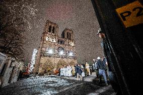 Notre Dame de Paris forecourt - Paris