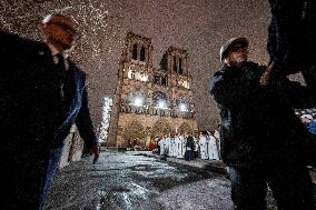 Notre Dame de Paris forecourt - Paris