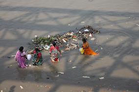 Polluted Banks Of River Ganges In Kolkata