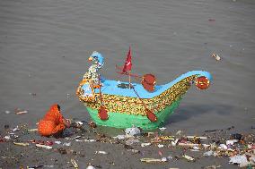 Polluted Banks Of River Ganges In Kolkata