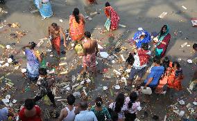 Polluted Banks Of River Ganges In Kolkata