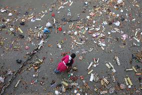 Polluted Banks Of River Ganges In Kolkata