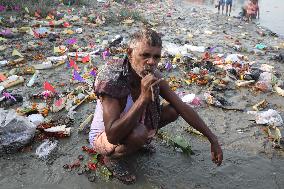 Polluted Banks Of River Ganges In Kolkata