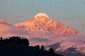 Beaver Full Moon Over Gran Sasso D’Italia