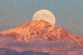 Beaver Full Moon Over Gran Sasso D’Italia