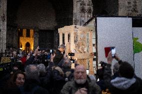 Notre Dame's Virgin Mary Statue Returned To Cathedral - Paris