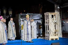 Notre Dame's Virgin Mary Statue Returned To Cathedral - Paris