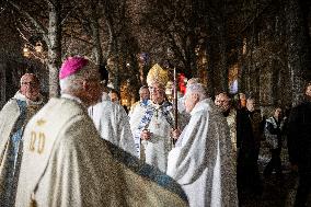 Notre Dame's Virgin Mary Statue Returned To Cathedral - Paris