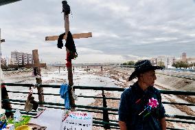 Tribute to the victims of the DANA Storm on Solidarity Bridge - Valencia