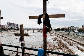 Tribute to the victims of the DANA Storm on Solidarity Bridge - Valencia