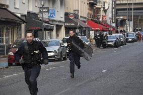 Restaurant Owner Takes Employees Hostage In Issy-les-Moulineaux