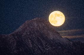 Beaver Full Moon Over Gran Sasso D’Italia