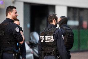 Pizzeria Owner's Son Takes Employees Hostage In Issy-les-Moulineaux