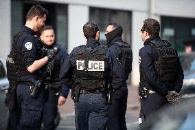 Pizzeria Owner's Son Takes Employees Hostage In Issy-les-Moulineaux