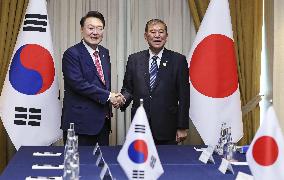 Japan-South Korea summit in Lima