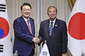 Japan-South Korea summit in Lima