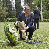 Japan PM visits ex-Peruvian President Fujimori's grave